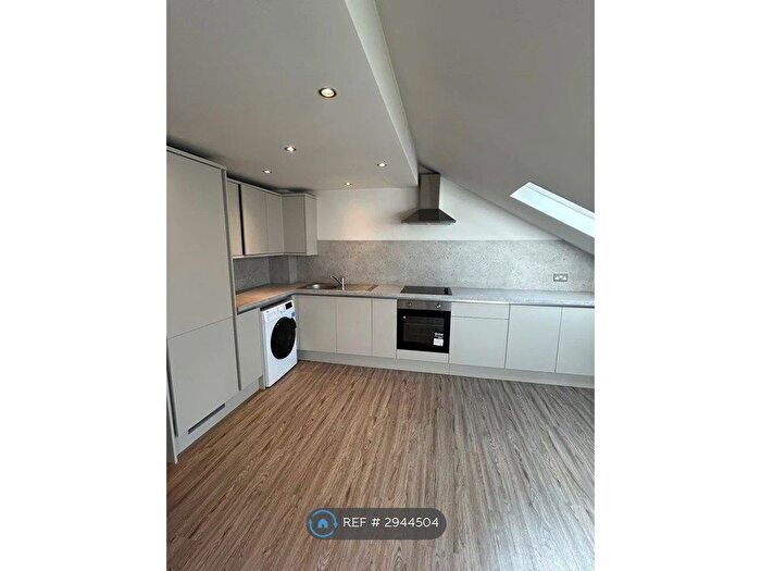 2 Bedroom Flat To Rent In Woodland Lane, Leeds, LS7