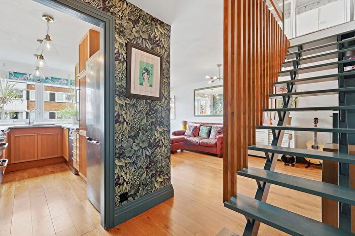 2 Bedroom Flat For Sale In Queenswood Gardens, Aldersbrook, E11