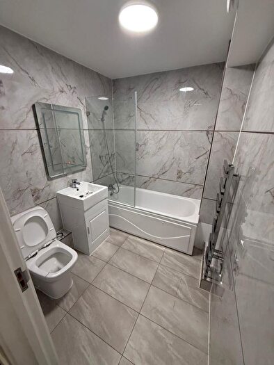 2 Bedroom Flat To Rent In High Street, Ilford, IG6