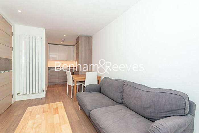 1 Bedroom Apartment To Rent In Whiting Way, Surrey Quays, SE16