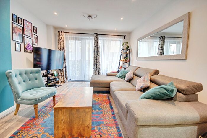 2 Bedroom Flat For Sale In Gartlet Road, Watford, WD17