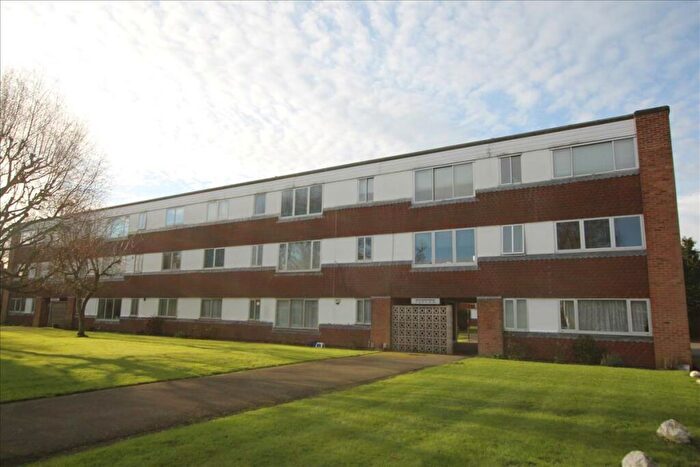 2 Bedroom Flat To Rent In Blunesfield, Potters Bar, Potters Bar, EN6