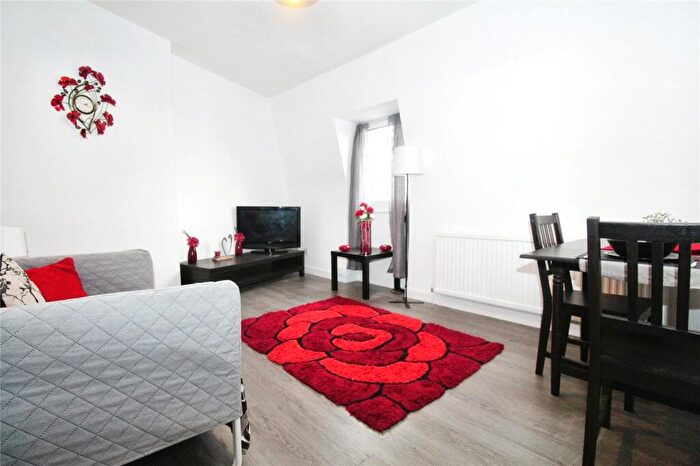 2 Bedroom Flat For Sale In Wide Lane, Southampton, Hampshire, SO18