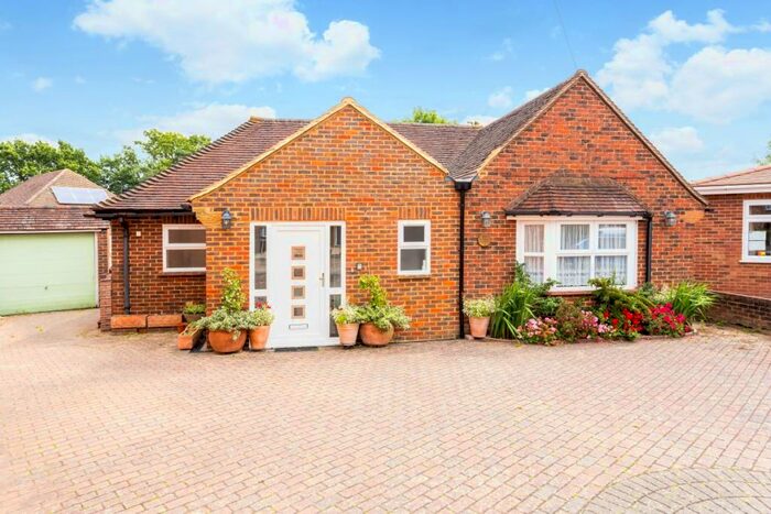 3 Bedroom Bungalow To Rent In Waltham Avenue Guildford, GU2