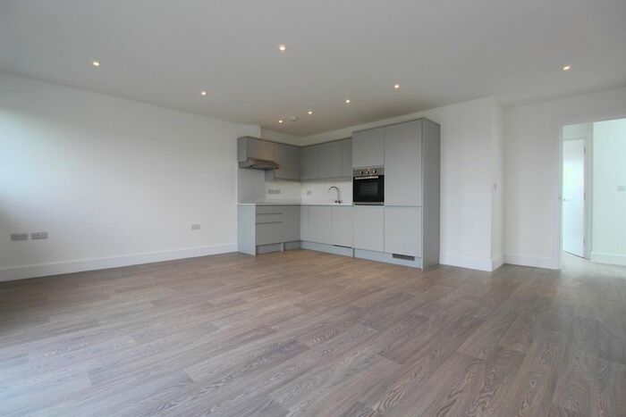 3 Bedroom Flat To Rent In Park Avenue, Edmonton, N18