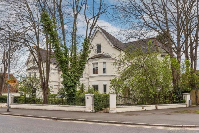 2 Bedroom Flat To Rent In Ravens Ait Hall, Surbiton, KT6