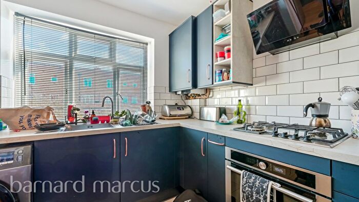 2 Bedroom Flat To Rent In Frensham Drive, London, SW15