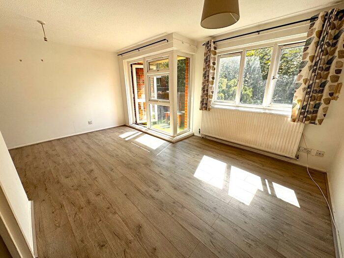 2 Bedroom Maisonette To Rent In Half Moon Crescent, London, N1