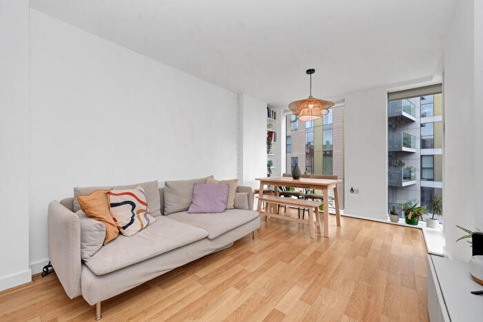 1 Bedroom Flat To Rent In Parkway Apartments, Goodchild Road, London, N4