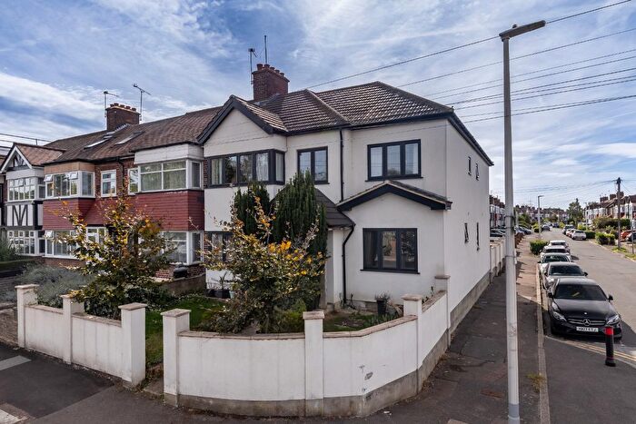 5 Bedroom End Of Terrace House For Sale In Snakes Lane East, Woodford, IG8