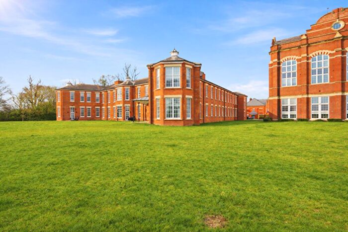 3 Bedroom Duplex For Sale In Wilde Court, Beningfield Drive, Napsbury Park, St. Albans, AL2