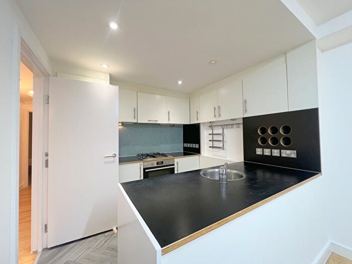 3 Bedroom Flat To Rent In Mile End Road, London, E1