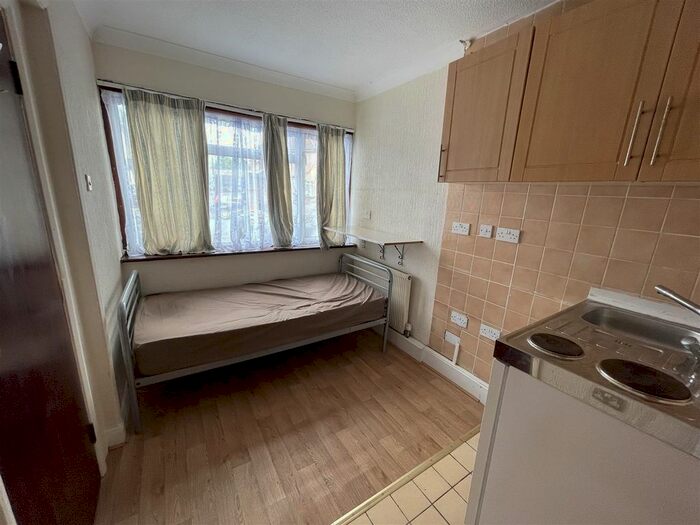 Studio To Rent In Broad Walk, Heston, Hounslow, TW5