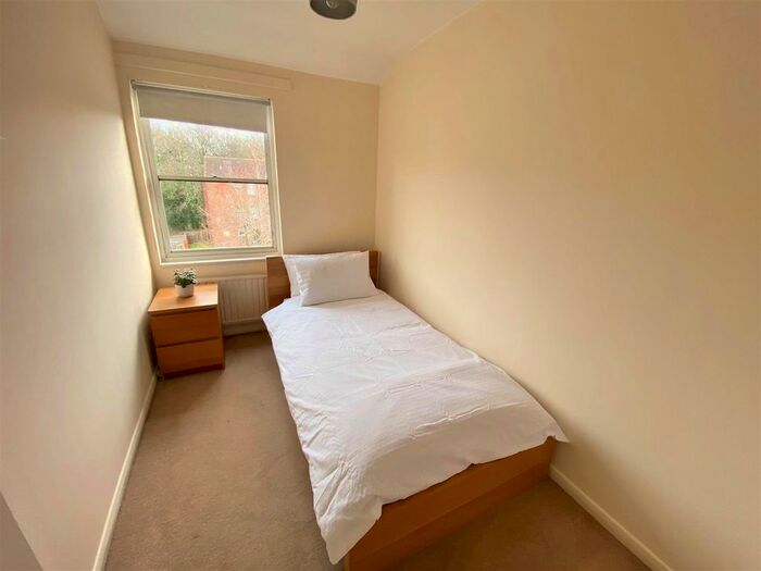 2 Bedroom Flat To Rent In Chantry Court, Woods Avenue, Hatfield, AL10