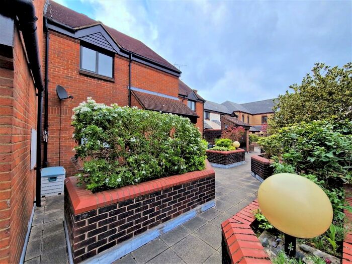 1 Bedroom Apartment To Rent In Half Moon Mews, St. Albans, Hertfordshire, AL1