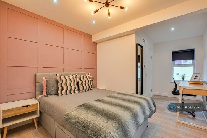 13 Bedroom Semi-Detached House To Rent In St Michaels Square, Ashton-Under-Lyne, OL6