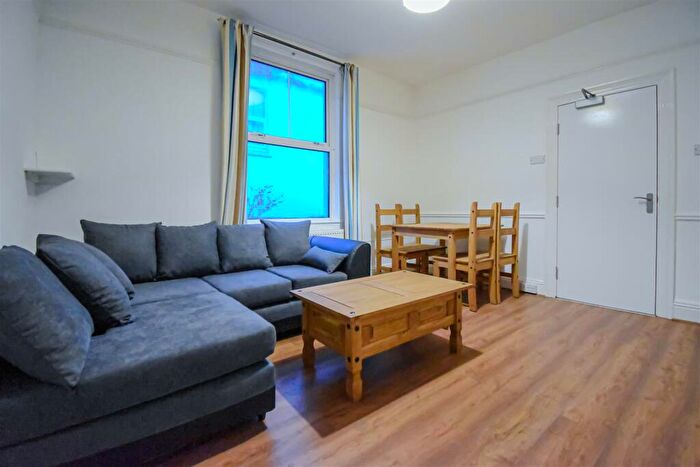 6 Bedroom Terraced House To Rent In Plymouth, PL4