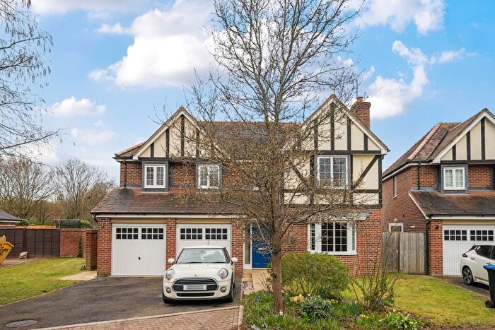 5 Bedroom Detached House To Rent In Eaves Close, Addlestone, KT15