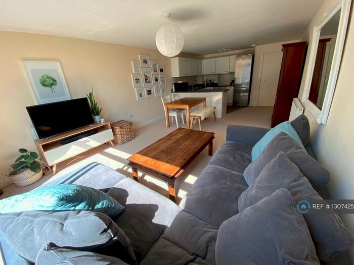 2 Bedroom Flat To Rent In Whitley Court, St. Albans, AL1