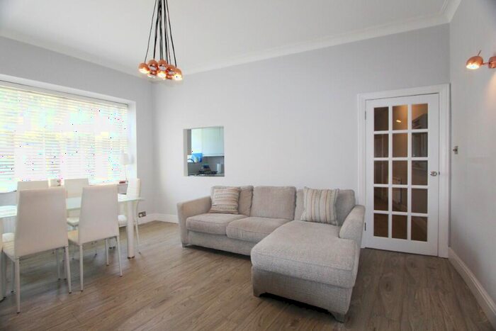 2 Bedroom Flat For Sale In Quadrant Close, The Burroughs, London, NW4