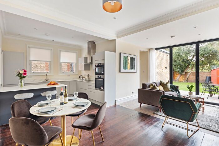 2 Bedroom Flat To Rent In Burlington Avenue, Kew, TW9