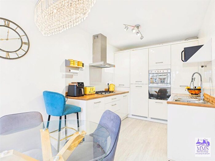 4 Bedroom Semi-detached House For Sale In Chinon Grove, Strood, ME2