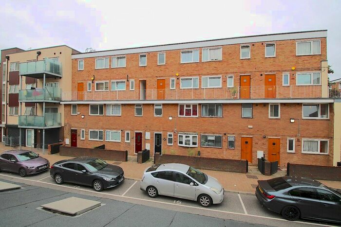 4 Bedroom Flat To Rent In Wager Street, London, E3