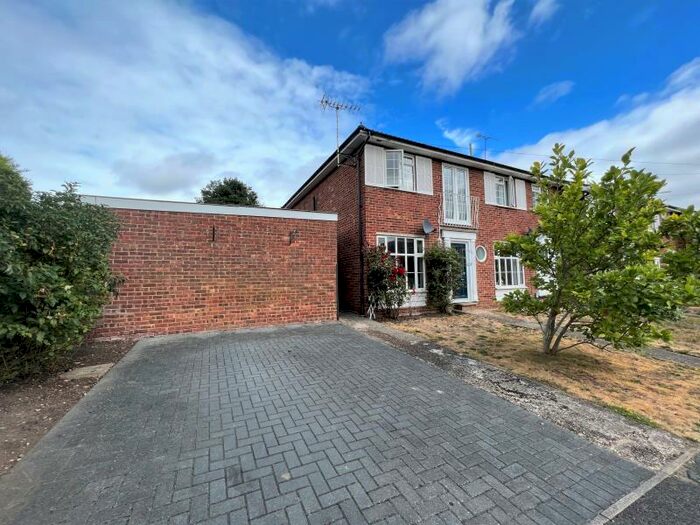 2 Bedroom Terraced House To Rent In Woking, GU22