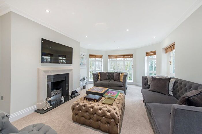 3 Bedroom Flat To Rent In Mountview Close, London, NW11