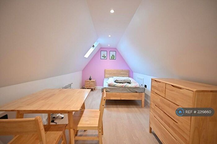 Studio To Rent In Quality Street, Merstham, Redhill, RH1