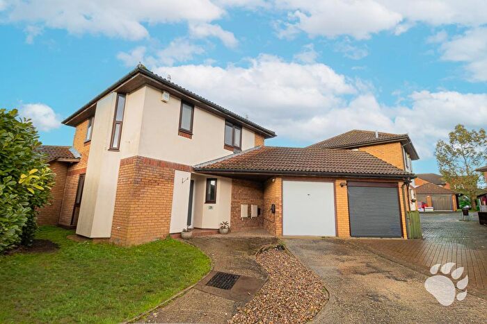 3 Bedroom Link Detached House For Sale In Wheatfield Way, Langdon Hills, SS16