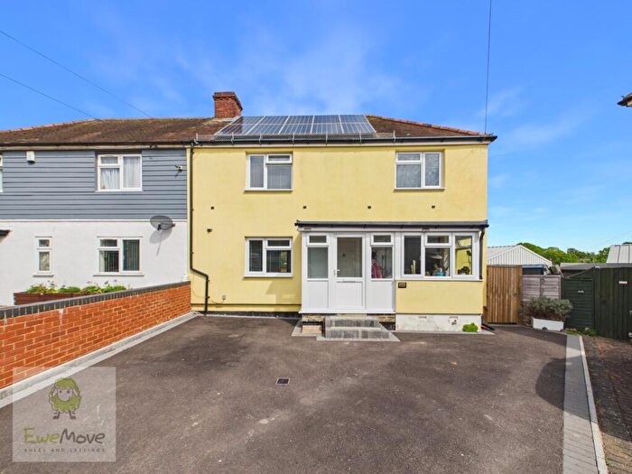 4 Bedroom Semi-Detached House For Sale In Pine Road, Strood, Rochester, ME2