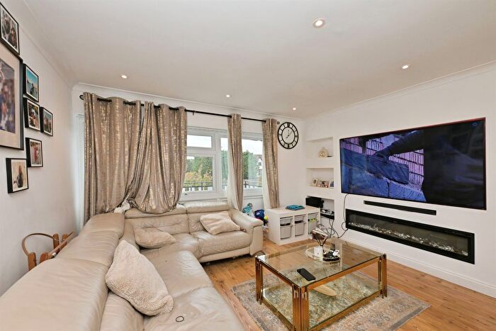 2 Bedroom Flat For Sale In High Road, Broxbourne, EN10