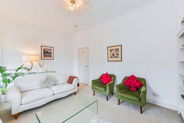 1 Bedroom Maisonette For Sale In Grayshott Road, Battersea, London, SW11