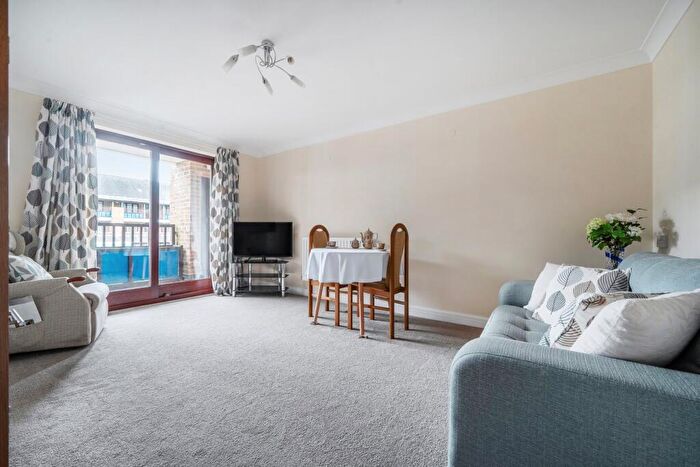 1 Bedroom Retirement Property For Sale In Emmbrook Court, Reading, RG6