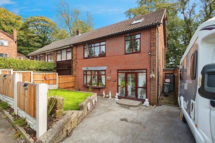4 Bedroom Semi-detached House For Sale In Thorncliffe Park, Royton, Oldham, OL2