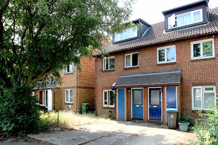 3 Bedroom Flat To Rent In Saxon Close, Kingston Upon Thames, KT6