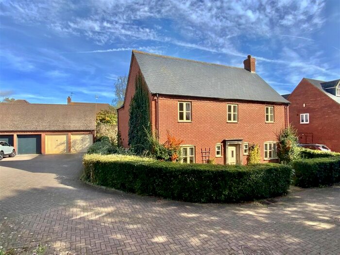 4 Bedroom Detached House For Sale In Old Stable Yard, Old Stratford, Milton Keynes, MK19