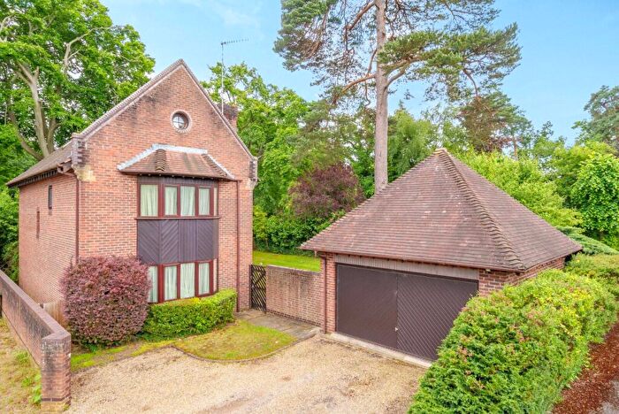5 Bedroom Detached House To Rent In Walpole Park, Weybridge, KT13