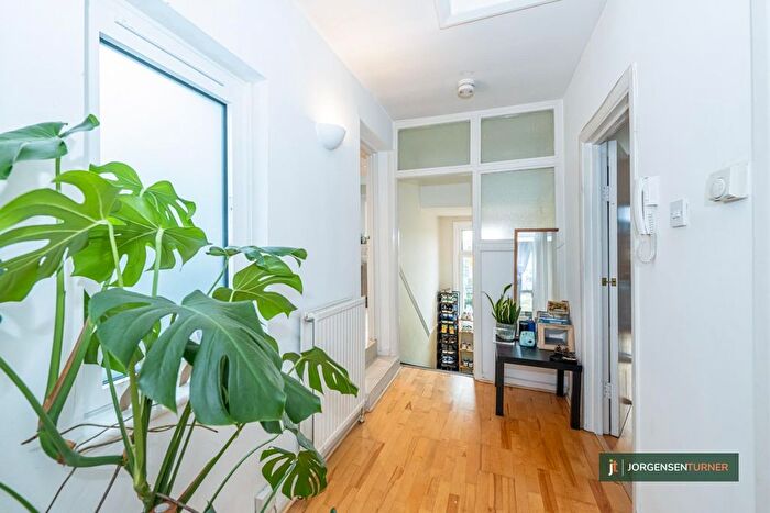 1 Bedroom Flat To Rent In Brondesbury Villas, Queens Park, London, NW6