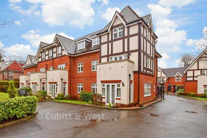2 Bedroom Flat For Sale In Wray Common Road, Reigate, Surrey, RH2