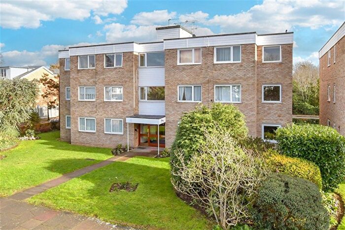 2 Bedroom Flat For Sale In Woodhaven Gardens, Ilford, Essex, IG6