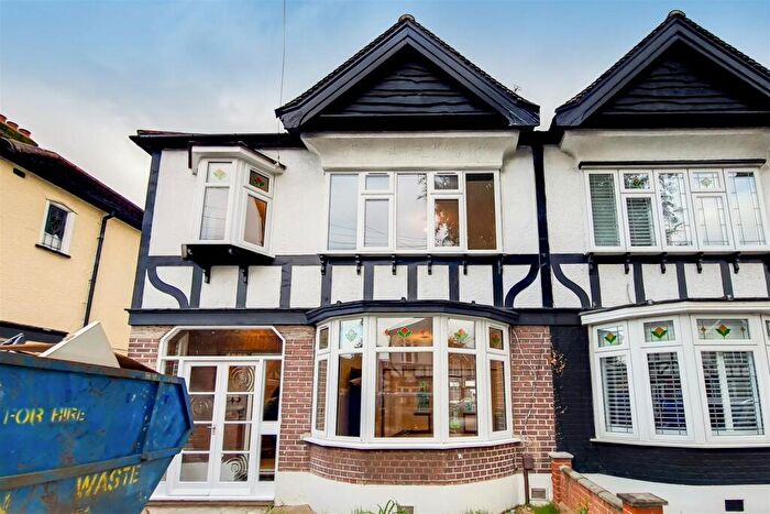 3 Bedroom Semi Detached House To Rent In Earlswood Gardens, Ilford, IG5