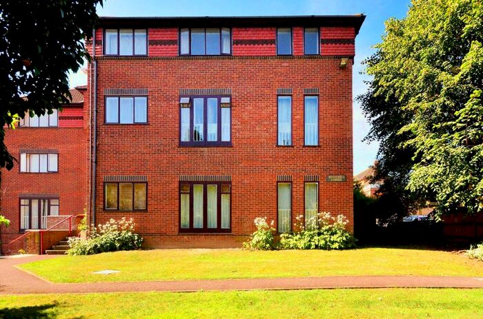1 Bedroom Flat To Rent In Farnham Road, Guildford, Guildford, GU2