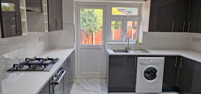 3 Bedroom Flat To Rent In Heriot Road, London, NW4
