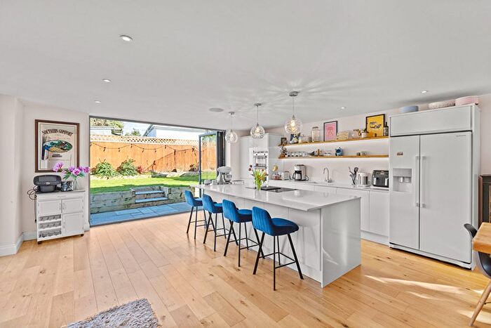 4 Bedroom Detached House For Sale In Mount Pleasant, Effingham, KT24