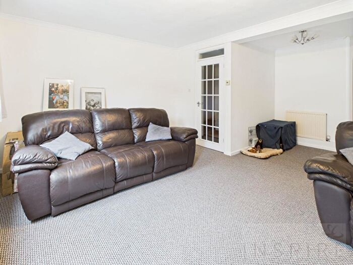 2 Bedroom Flat For Sale In Chiddingly Close, Crawley, RH10