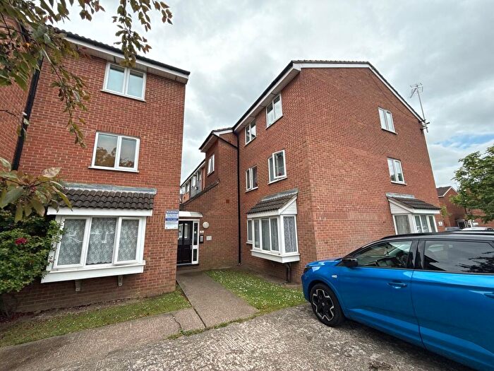 2 Bedroom Flat To Rent In Poplar Grove, London, N11