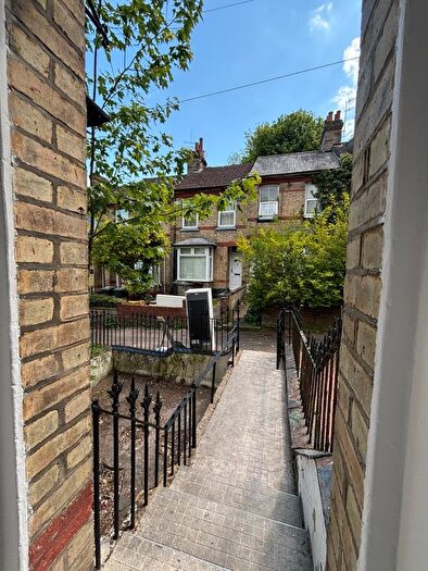 4 Bedroom Terraced House To Rent In Gladstone Avenue, Luton, Bedfordshire, LU1