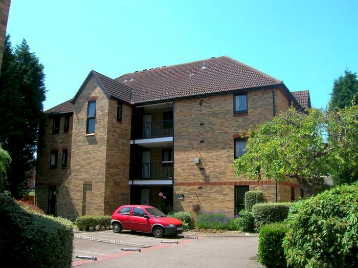 1 Bedroom Flat To Rent In Charlbury Court, Merton Road, MK40